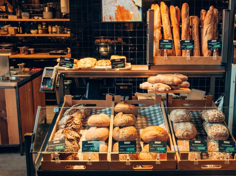 Plateau de viennoiseries croustillantes et dorées