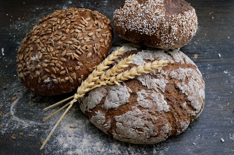 Pains artisanaux variés fraîchement sortis du four