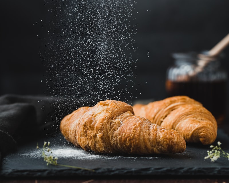 Viennoiseries dorées : croissants, pains au chocolat